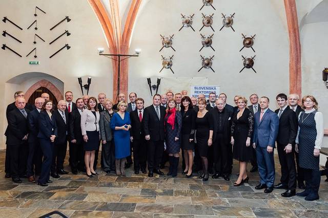 Účastníci slávnostného zhromaždenia na zámku vo Vígľaši
